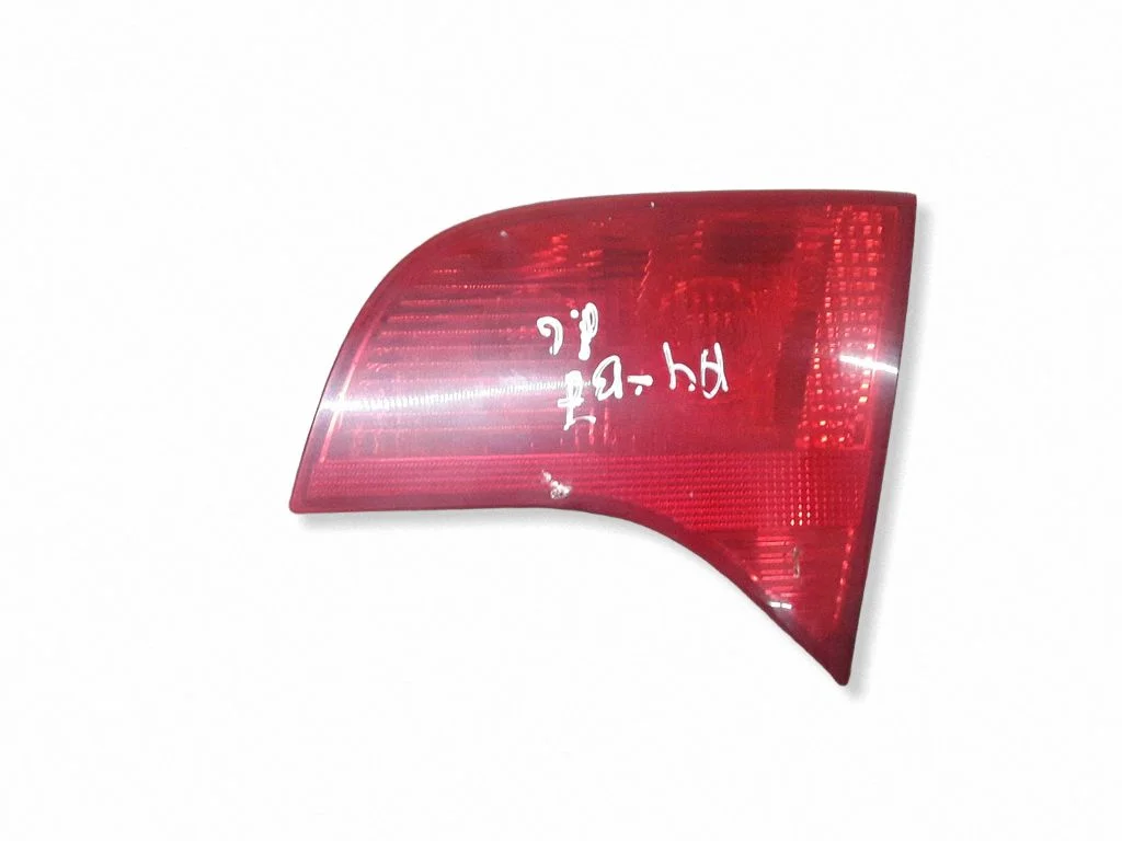 Aizmugurējais lukturis bagāžnieka vākā 8E9945094