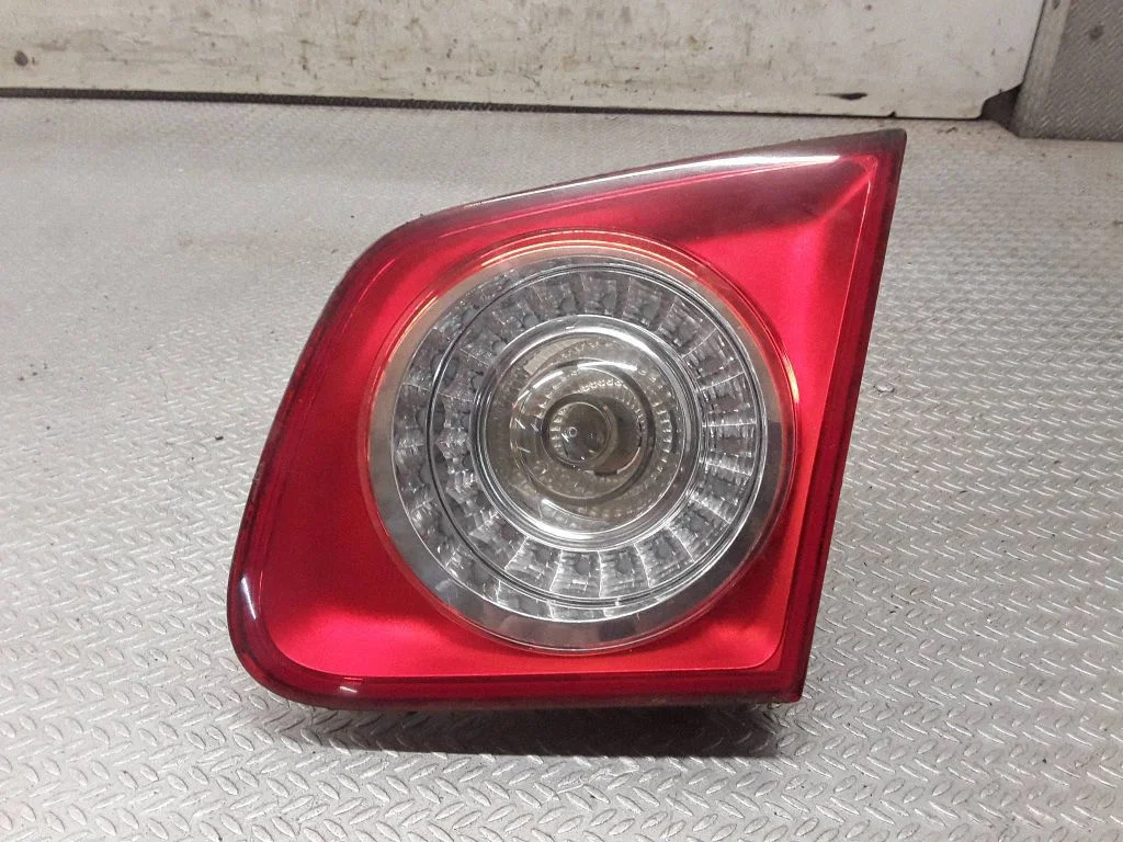 Tailgate rear/tail lights – Volkswagen Jetta IV (1999-2005)