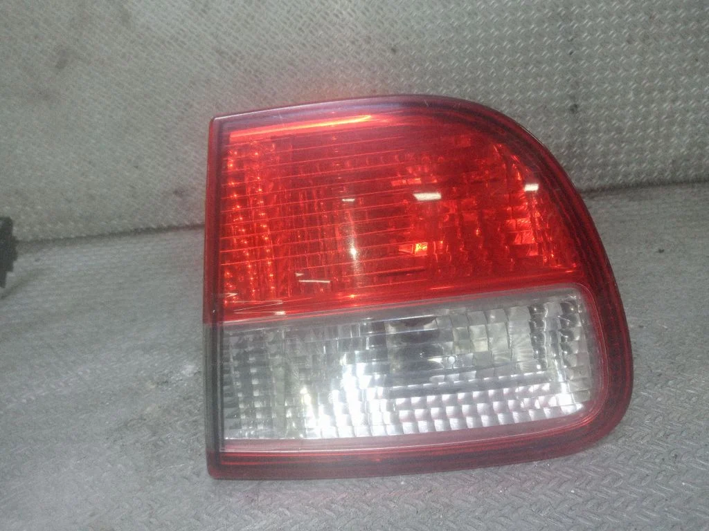 Aizmugurējais lukturis bagāžnieka vākā 1M6945092B