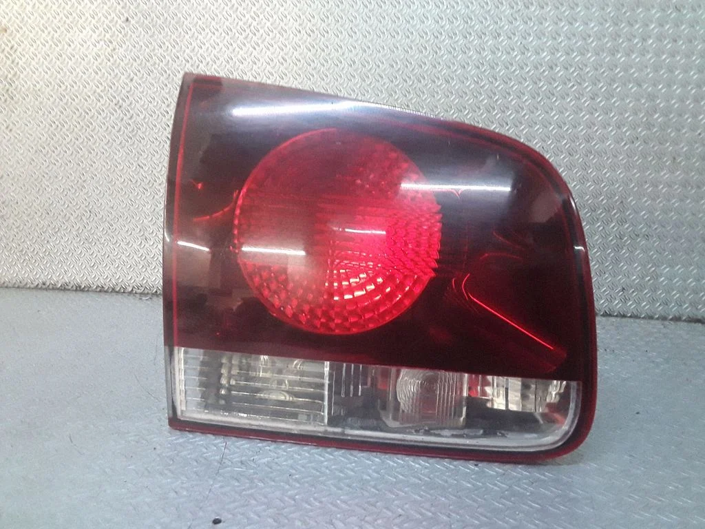 Lampa tylna w klapie 7L6945093T