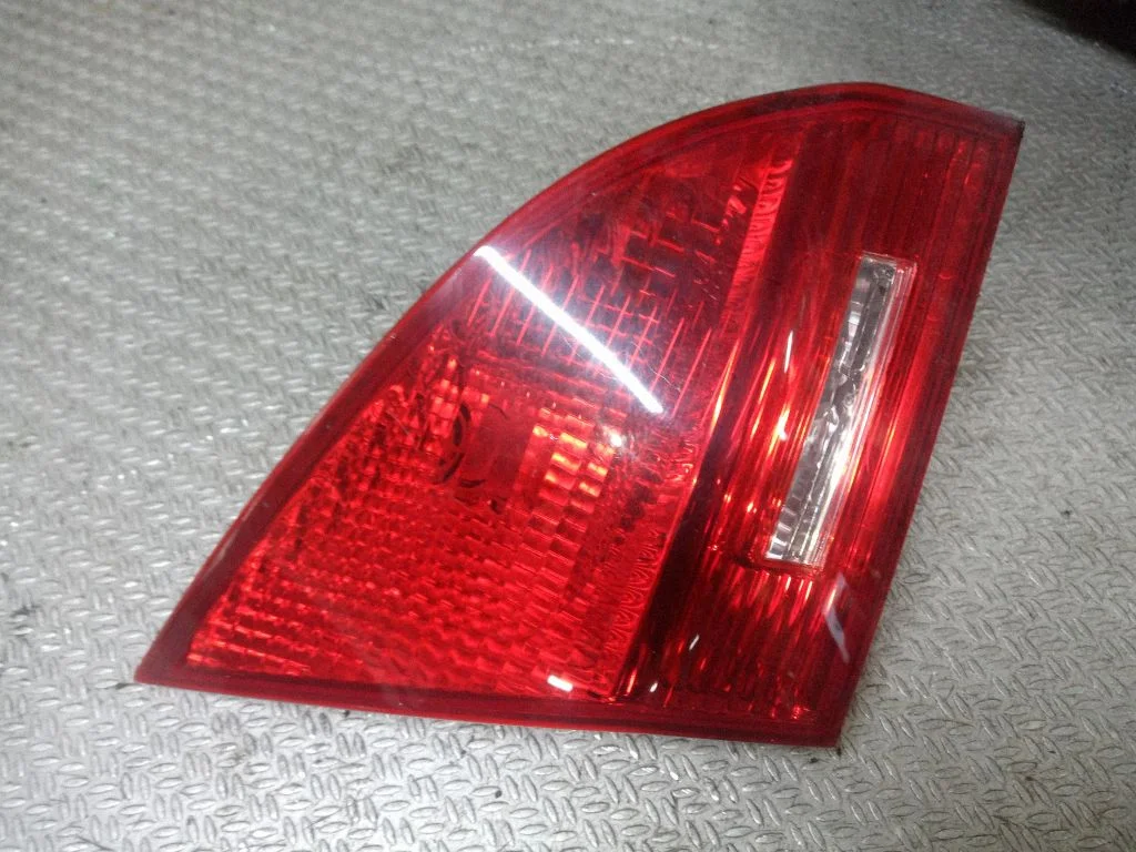Lampa tylna w klapie 924051P000