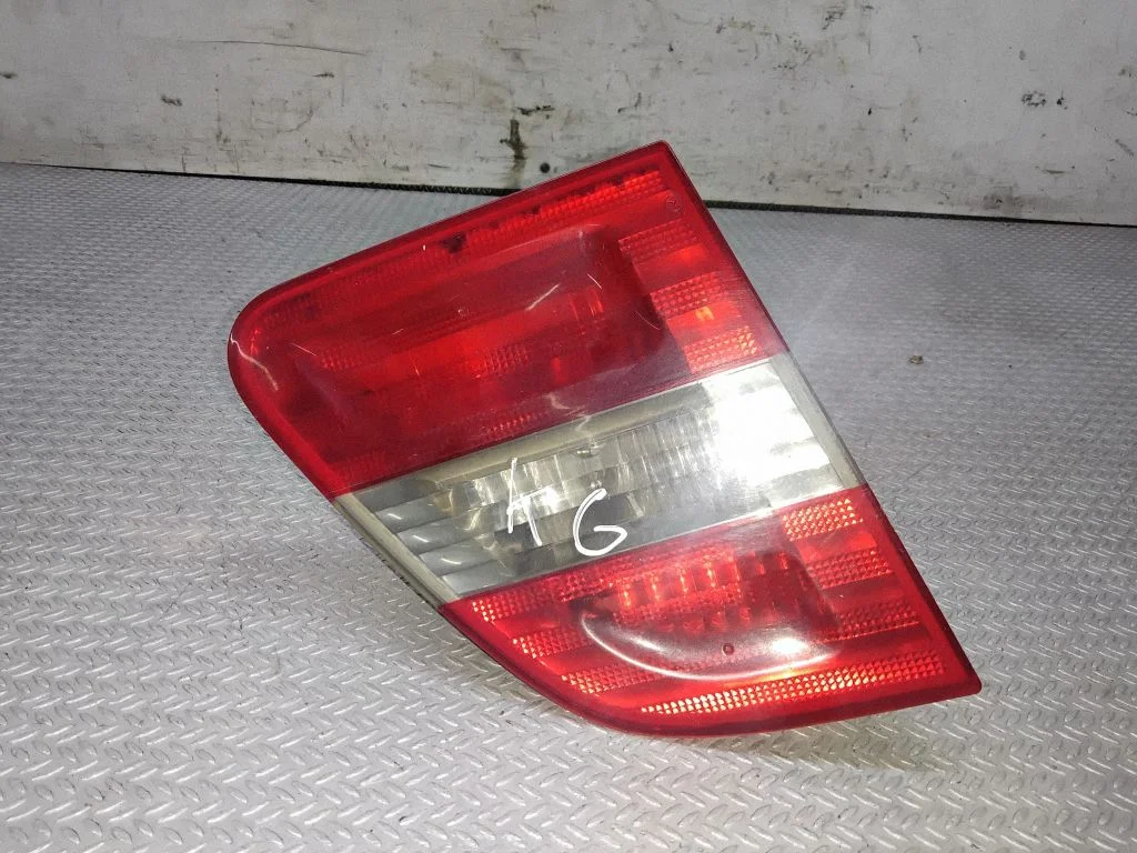 Lampa tylna w klapie A1698200577