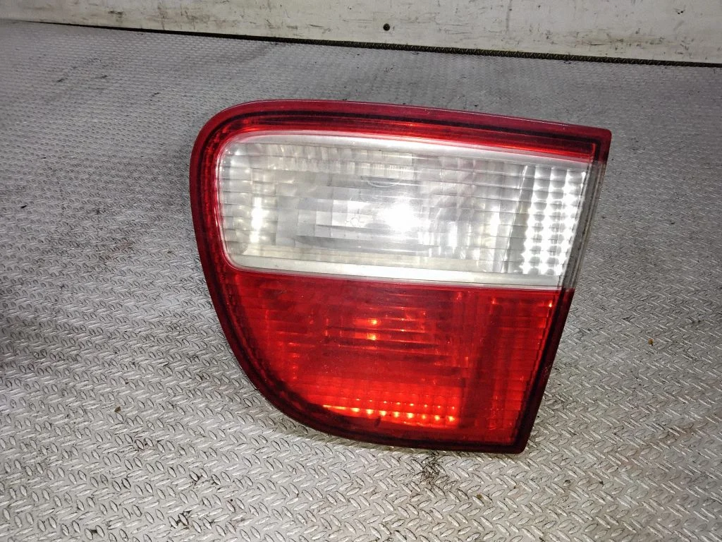Aizmugurējais lukturis bagāžnieka vākā 1M6945092B