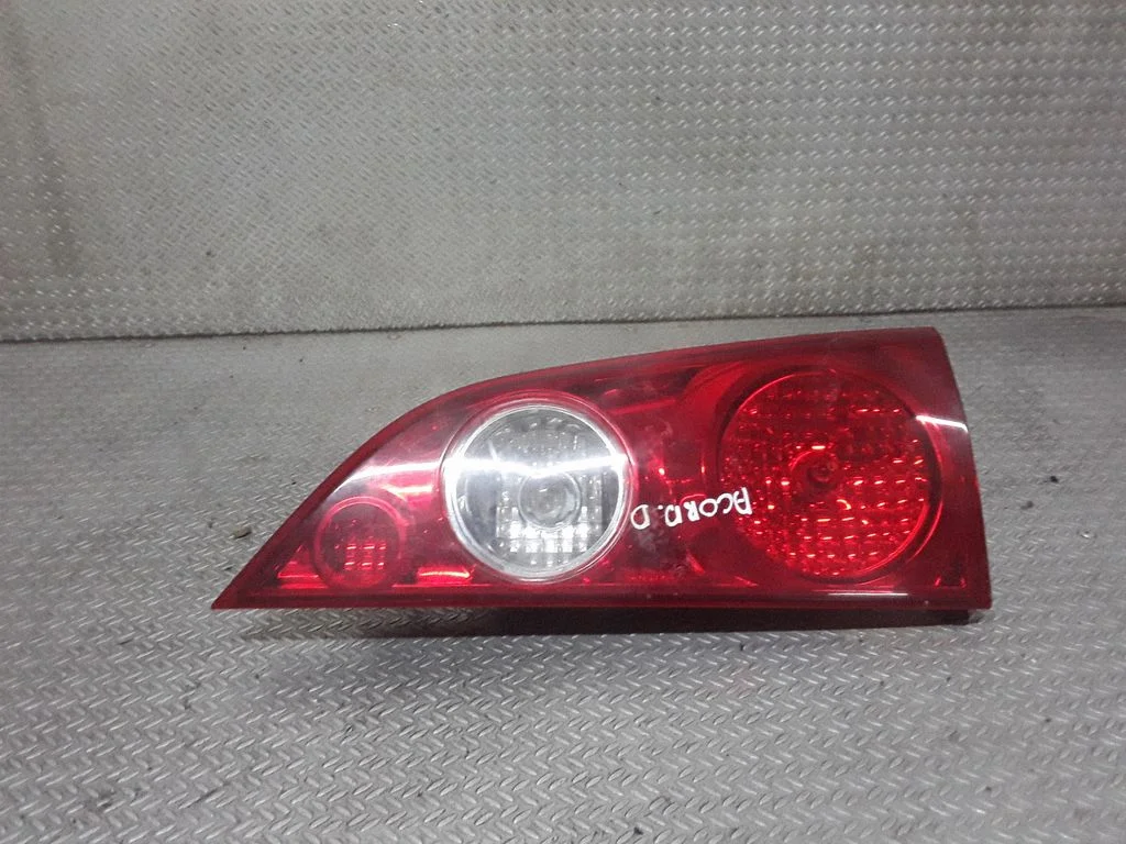 Lampa tylna w klapie – prawa