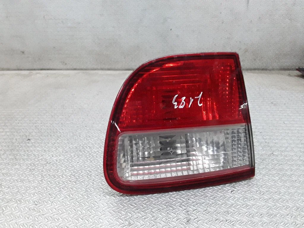 Aizmugurējais lukturis bagāžnieka vākā 1M6945091B