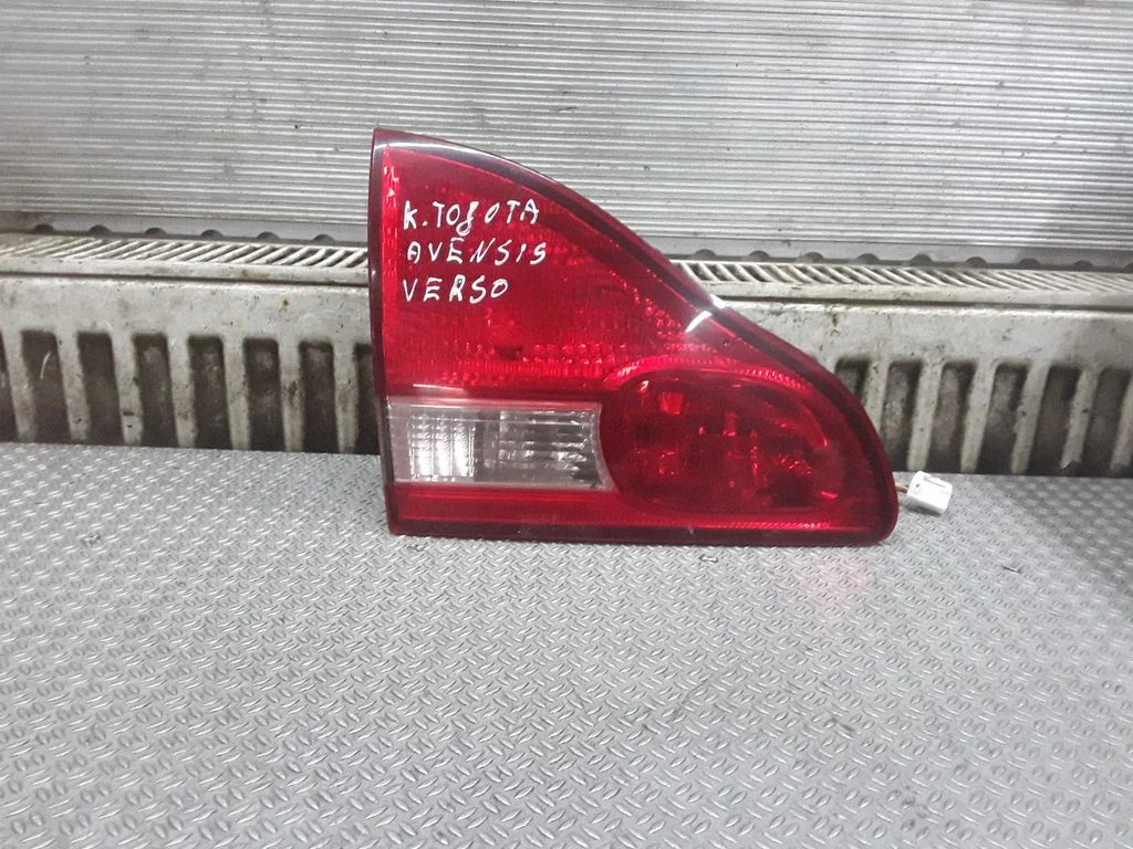 Lampa tylna w klapie – lewy tył