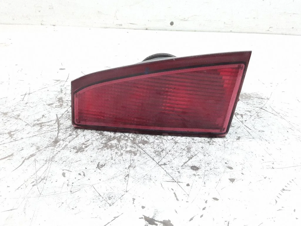 Aizmugurējais lukturis bagāžnieka vākā – Nissan Primera (2002-2007)