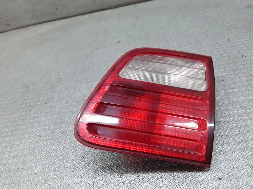 Lampa tylna w klapie – Mercedes-Benz Klasa E W210 (1995-2002)