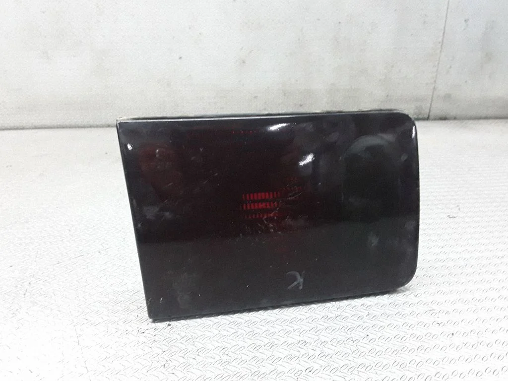 Lampa tylna w klapie 4D0945093A