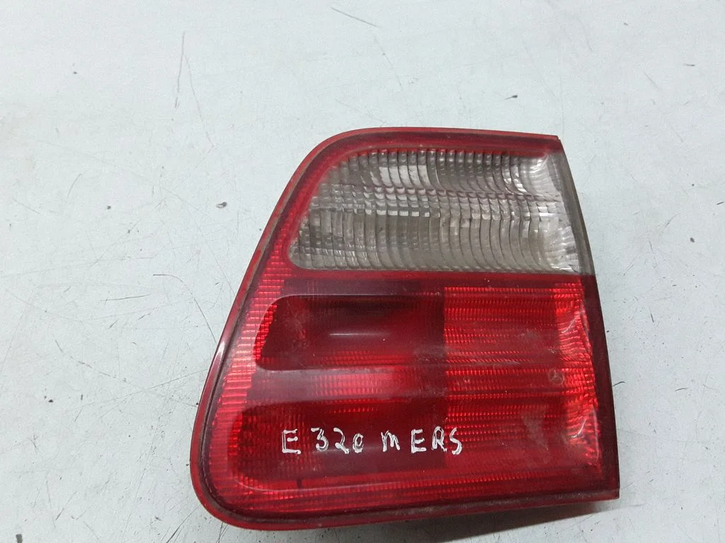 Lampa tylna w klapie – Mercedes-Benz Klasa E W210 (1995-2002)