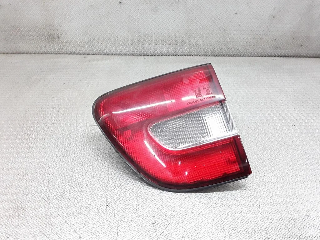 Lampa tylna w klapie 0432142 – Suzuki Esteem Baleno (1995-2001)