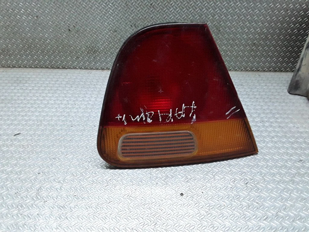 Aizmugurējais lukturis bagāžnieka vākā – Mitsubishi Carisma (1996-1999), kreisā