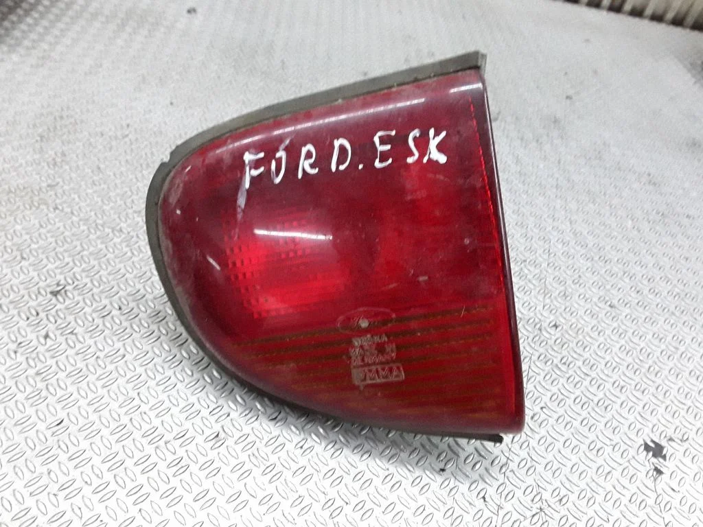 Aizmugurējais lukturis bagāžnieka vākā – Ford Escort (1990-1995)