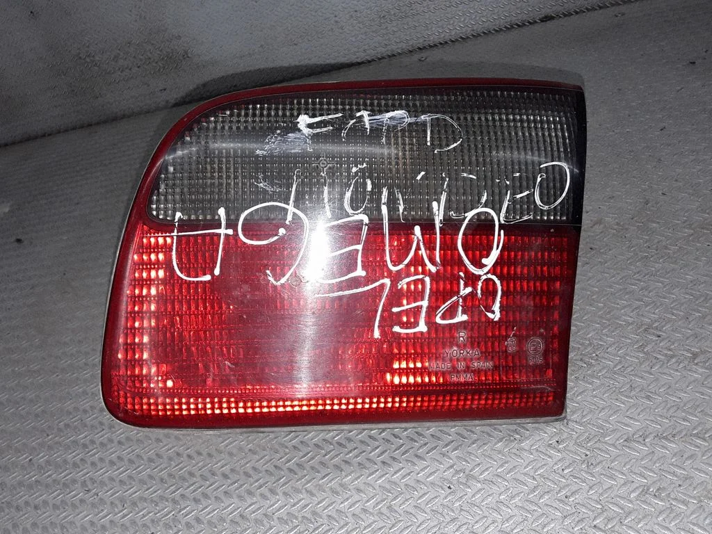 Lampa tylna w klapie 45300