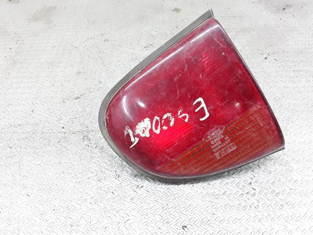 Aizmugurējais lukturis bagāžnieka vākā – Ford Escort (1990-1995)