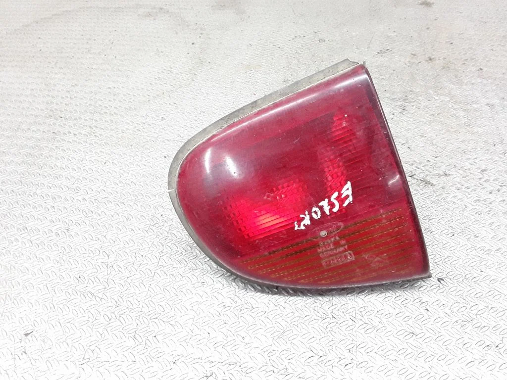 Aizmugurējais lukturis bagāžnieka vākā – Ford Escort (1990-1995)