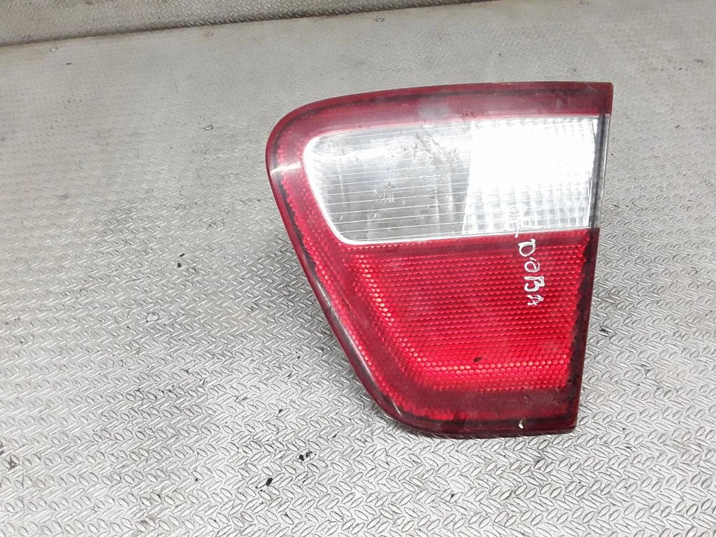 Aizmugurējais lukturis bagāžnieka vākā – Seat Cordoba (6K) (1999-2002)
