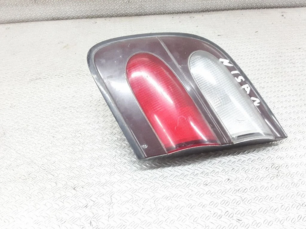 Lampa tylna w klapie – Nissan Almera (1995-2000)