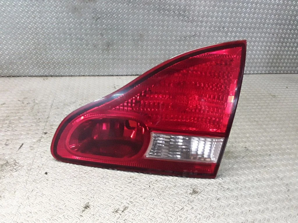 Lampa tylna w klapie – prawa