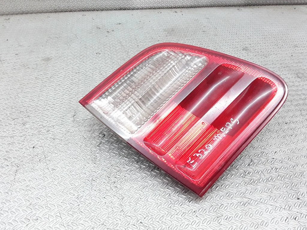 Lampa tylna w klapie A2108205964