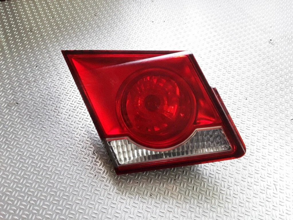 Lampa tylna w klapie – Chevrolet Cruze (2009-2016)
