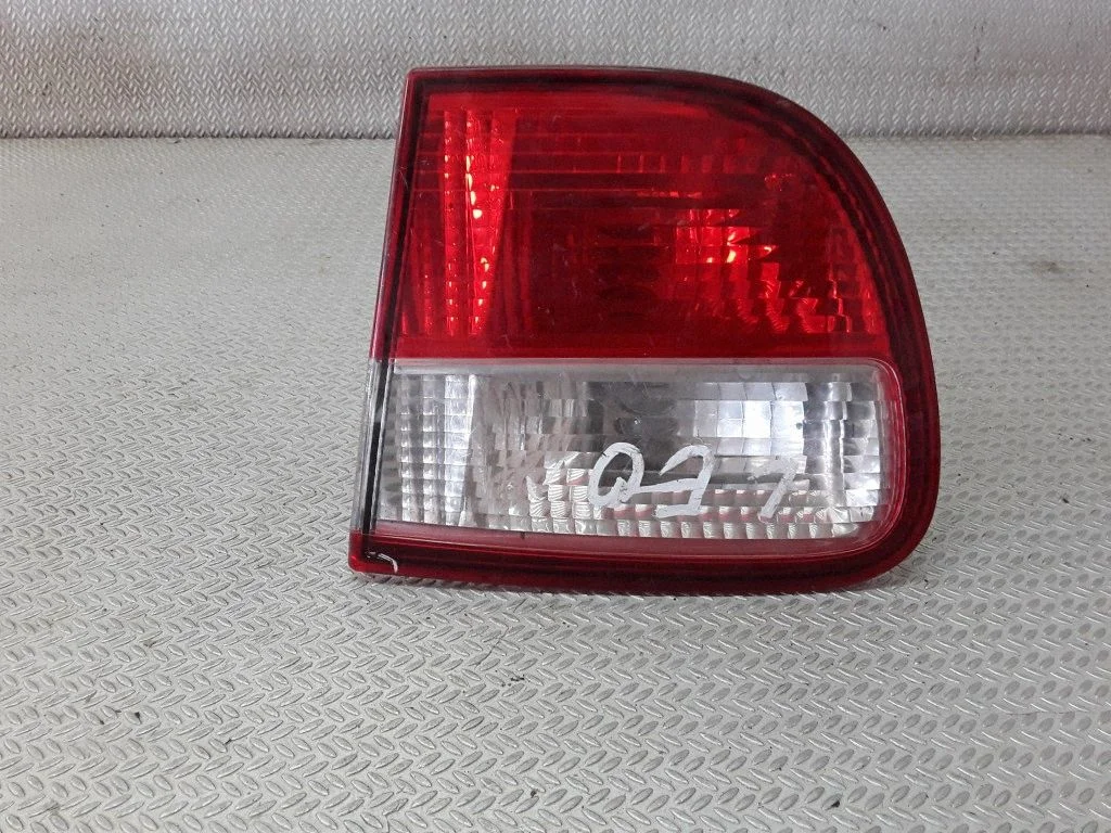Aizmugurējais lukturis bagāžnieka vākā 1M6945092B