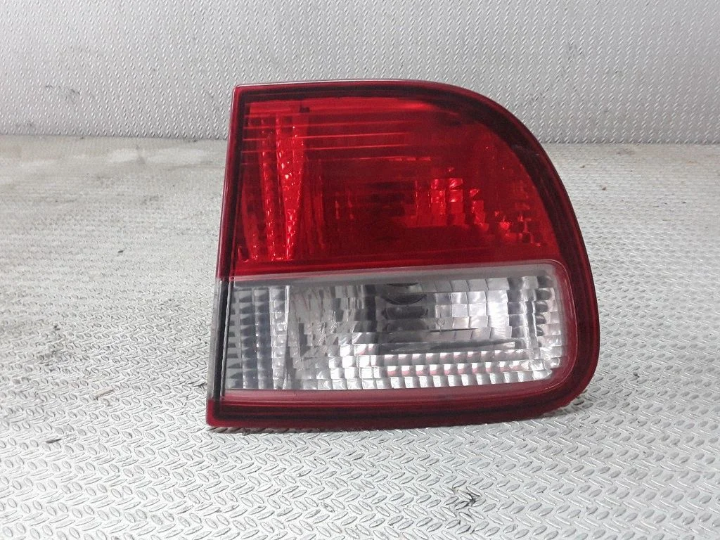 Aizmugurējais lukturis bagāžnieka vākā 1M6945092B
