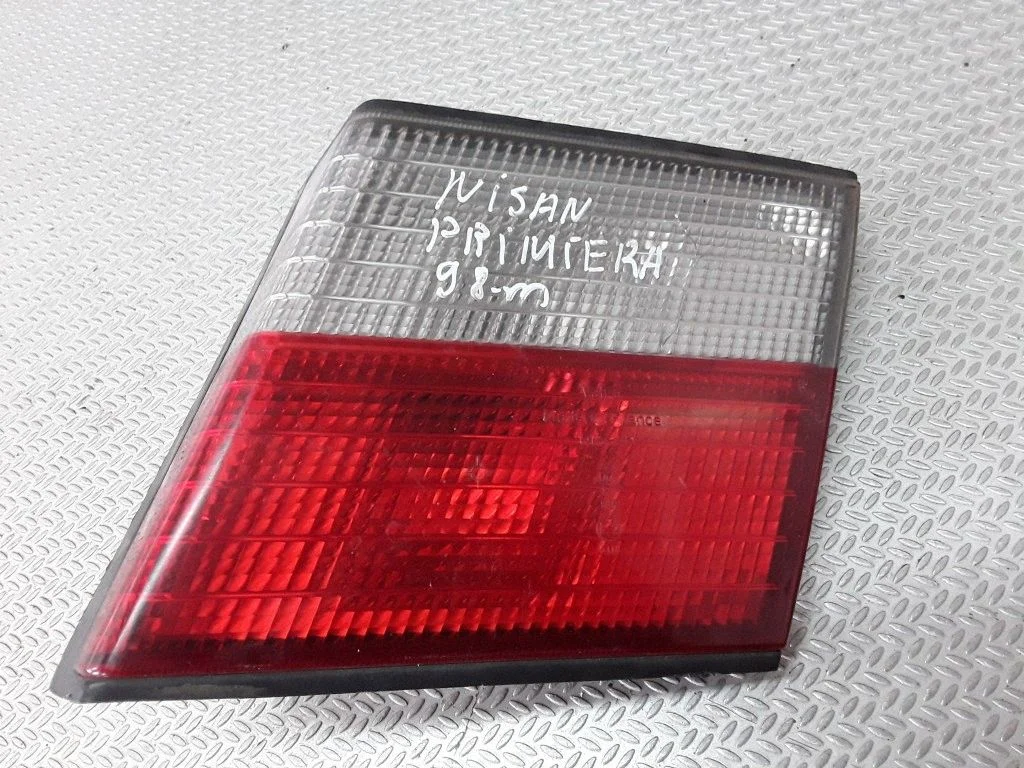 Aizmugurējais lukturis bagāžnieka vākā – Nissan Primera (1997-1999)