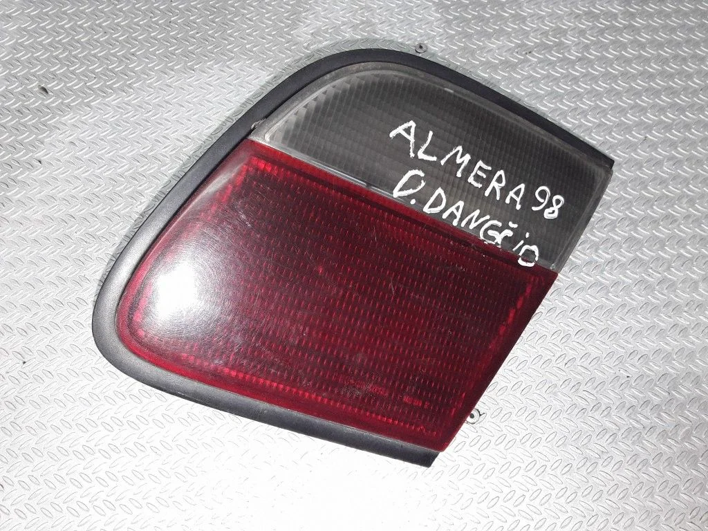 Lampa tylna w klapie – Nissan Almera (1995-2000)