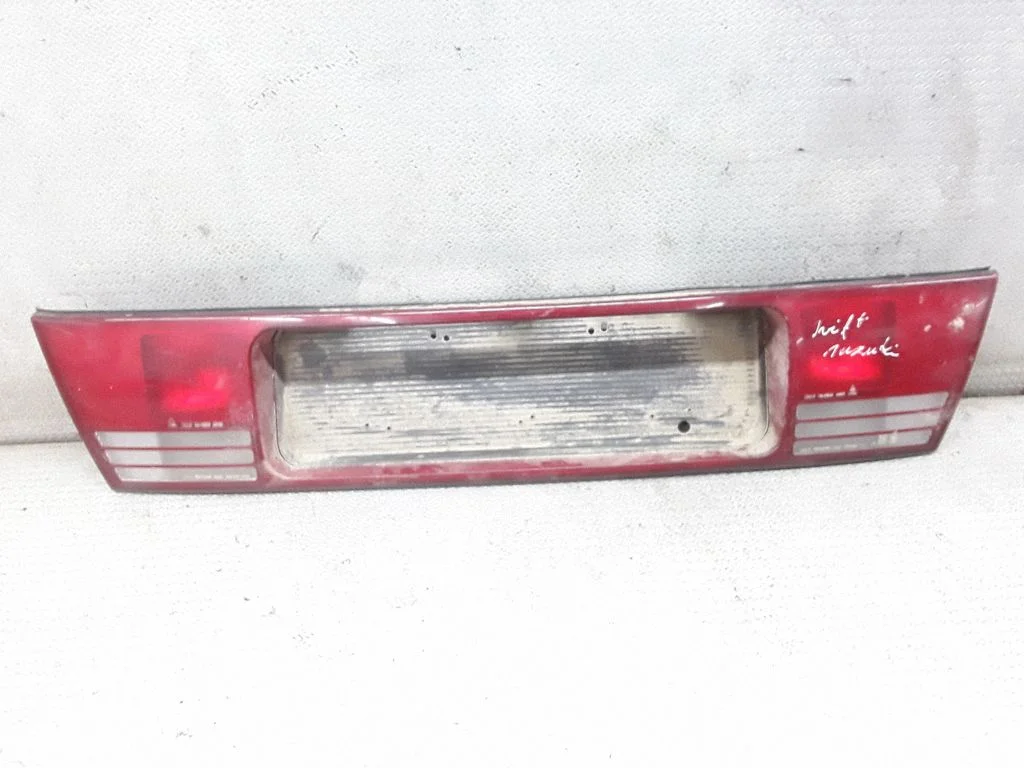 Aizmugurējais lukturis bagāžnieka vākā – Suzuki Swift Cultus (1983-2003)