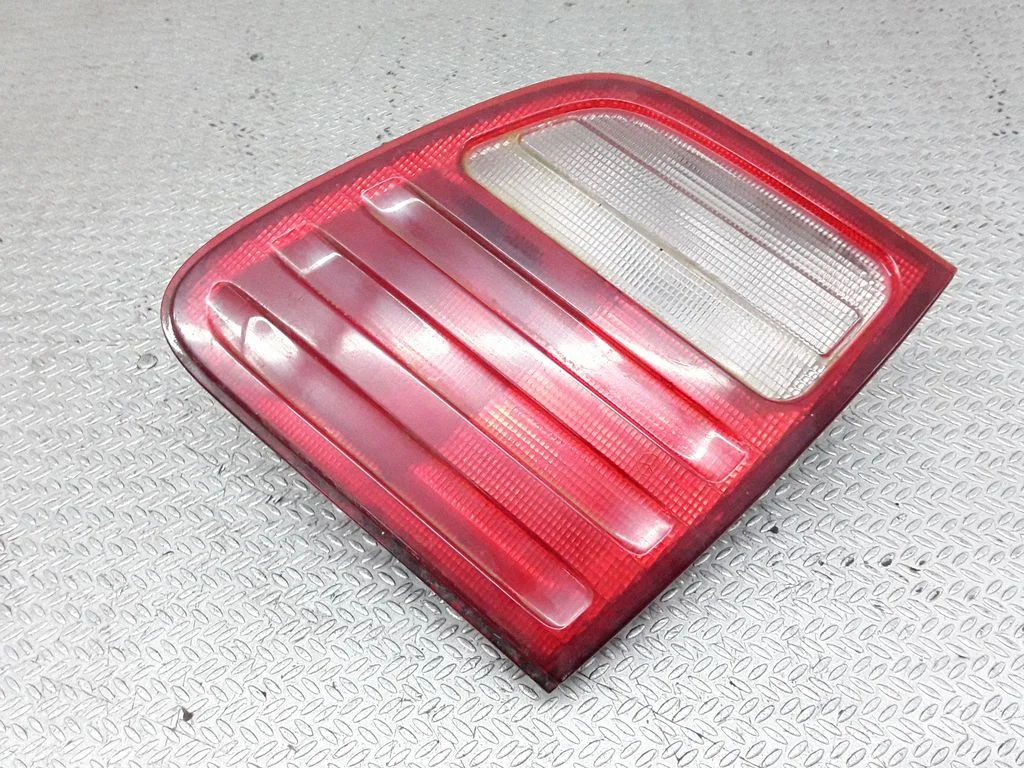 Lampa tylna w klapie – Mercedes-Benz Klasa E W210 (1995-2002)