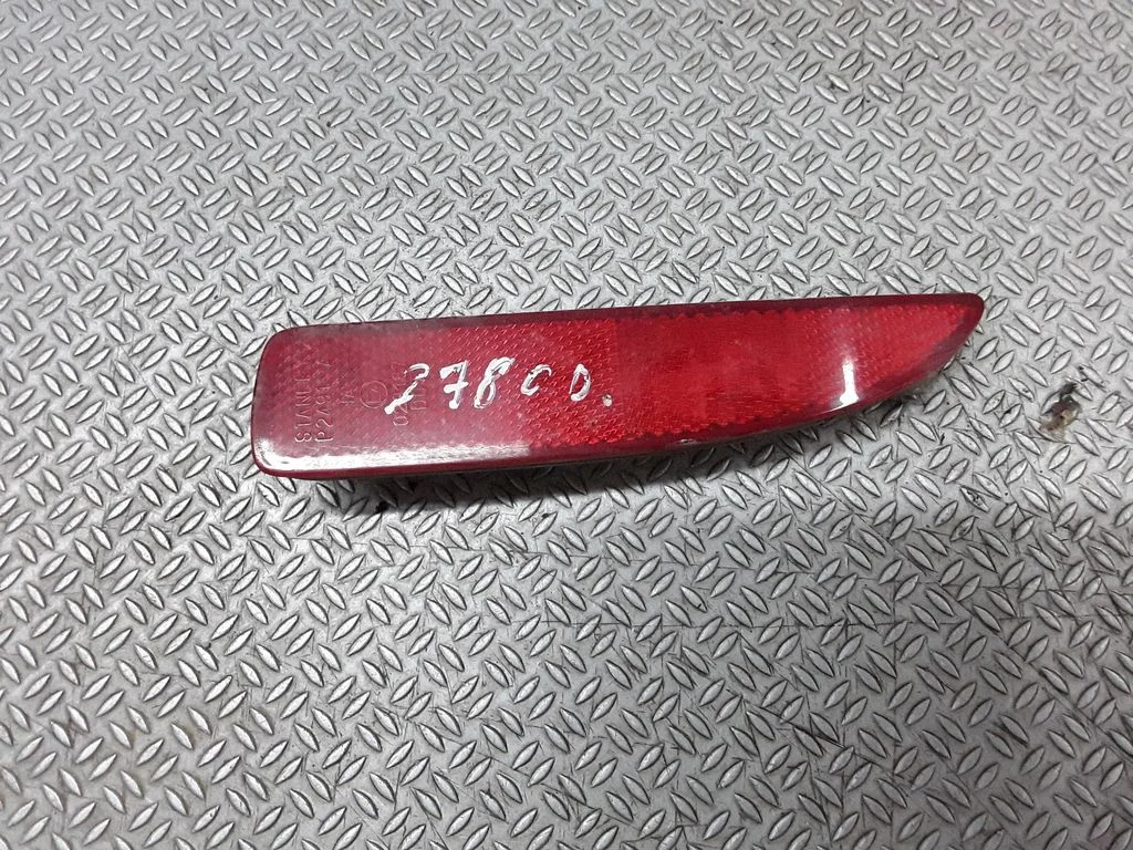 Rear tail light reflector – right