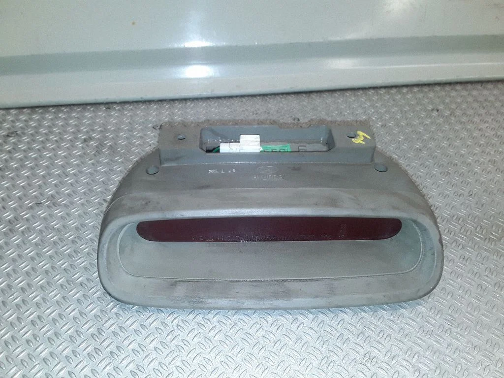 Third/center stoplight – Hyundai Santa Fe (2000-2006)