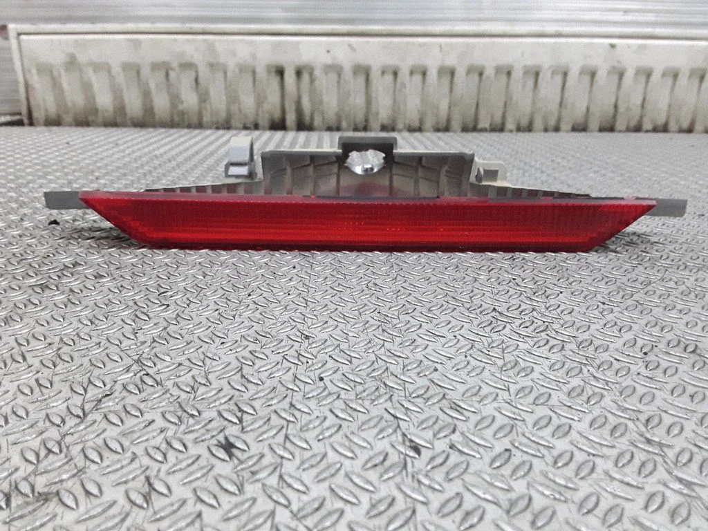Third/center stoplight – Toyota Avensis Verso (2001-2009)