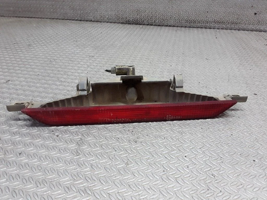 Third/center stoplight – Toyota Avensis T250 (2003-2006)