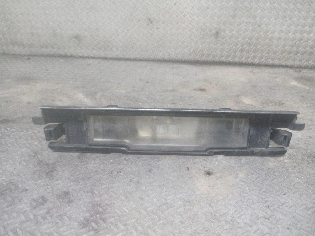 Numura zīmes apgaismojums – Toyota Yaris (2006-2011)