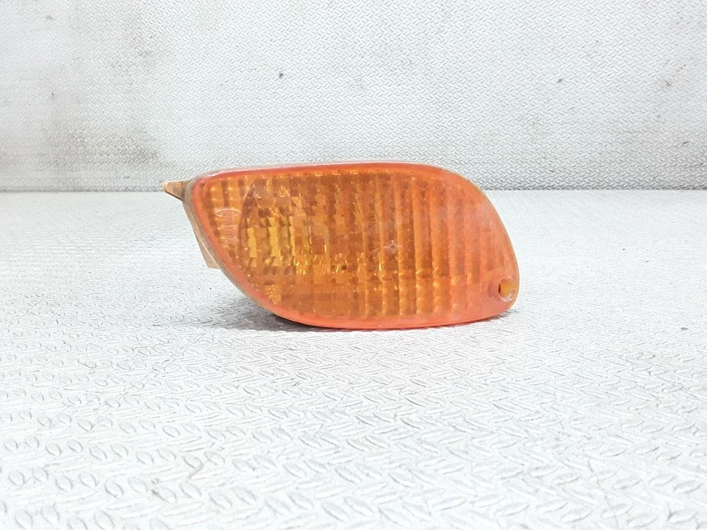 Front indicator light – right