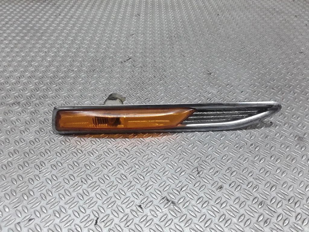 Kierunkowskaz w błotniku 7S7113K354AD