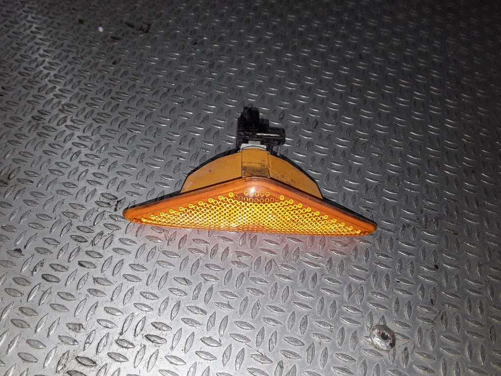 Front fender indicator light
