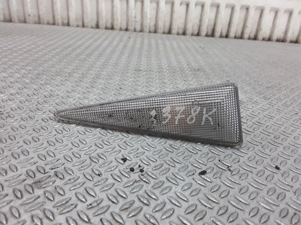 Front fender indicator light – left