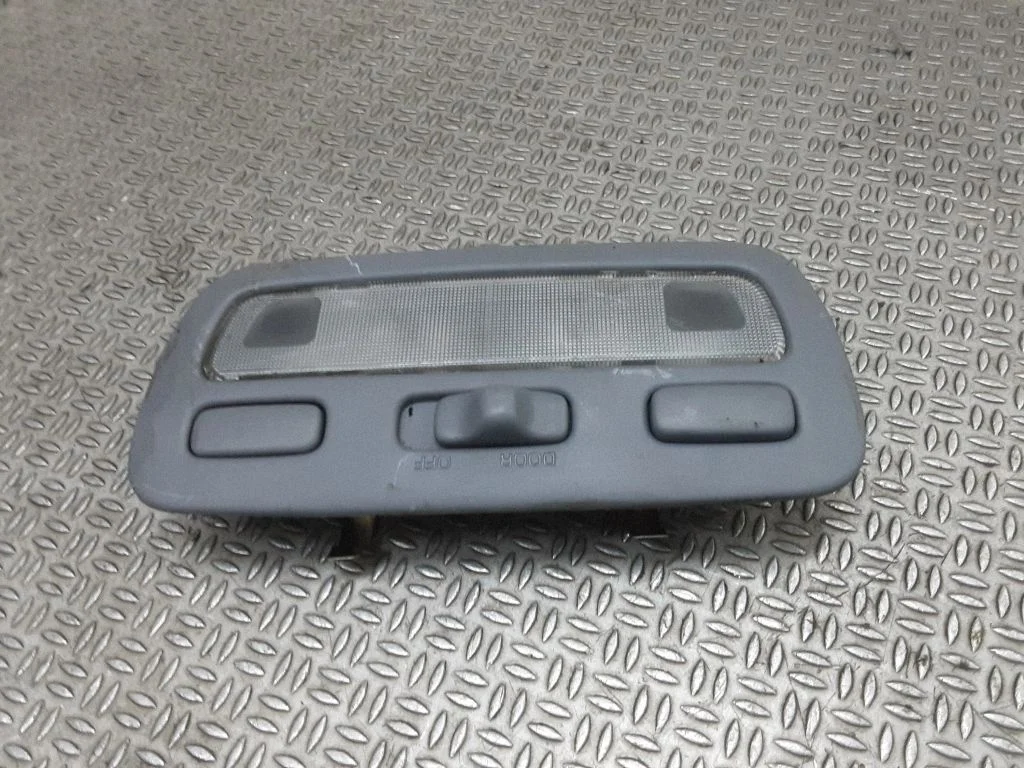 Aizmugurējo sēdvietu apgaismojuma lukturis – Toyota Previa (XR30, XR40) II (2000-2006)