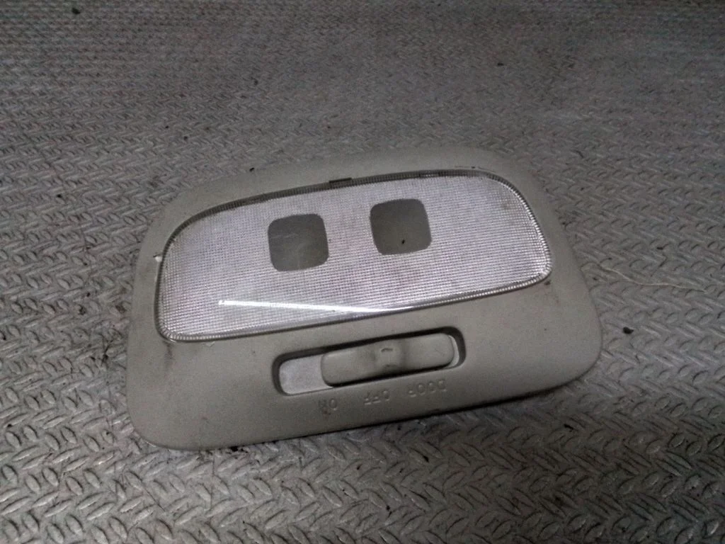 Aizmugurējo sēdvietu apgaismojuma lukturis – Toyota Yaris Verso (1999-2005)