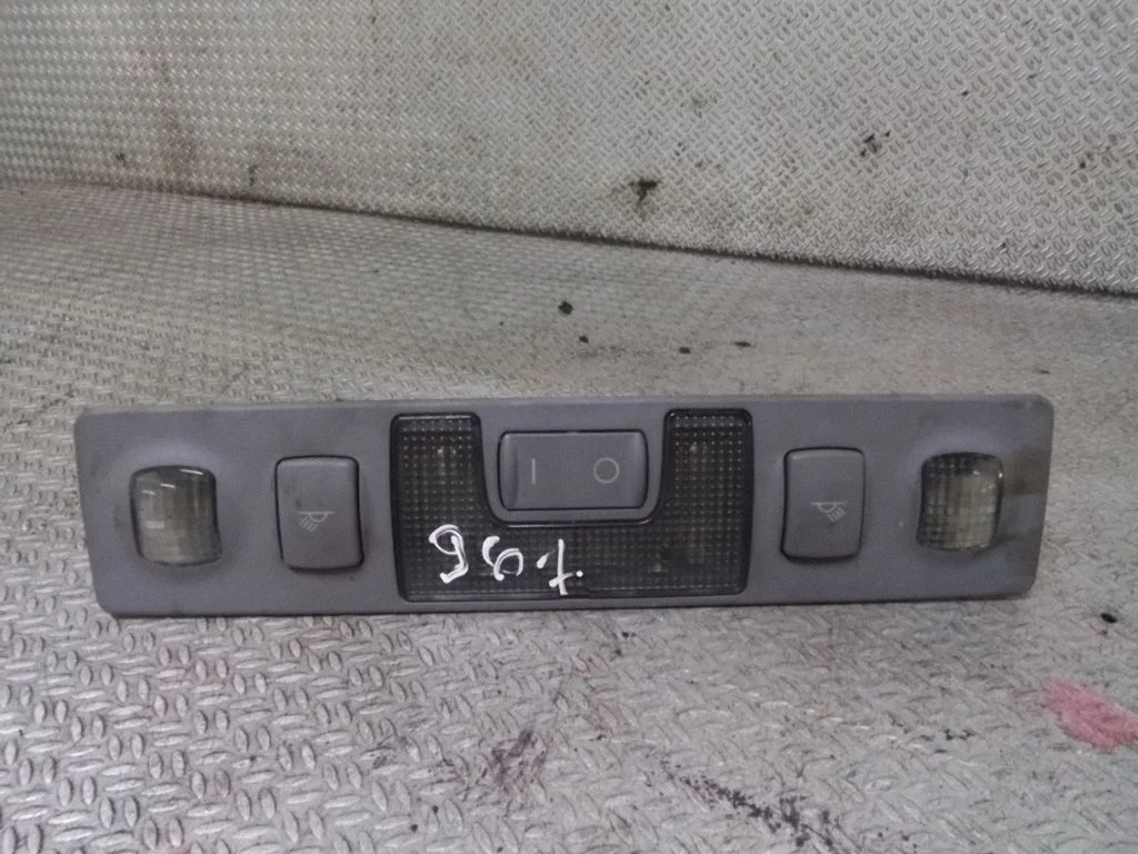 Aizmugurējo sēdvietu apgaismojuma lukturis 4B0947111
