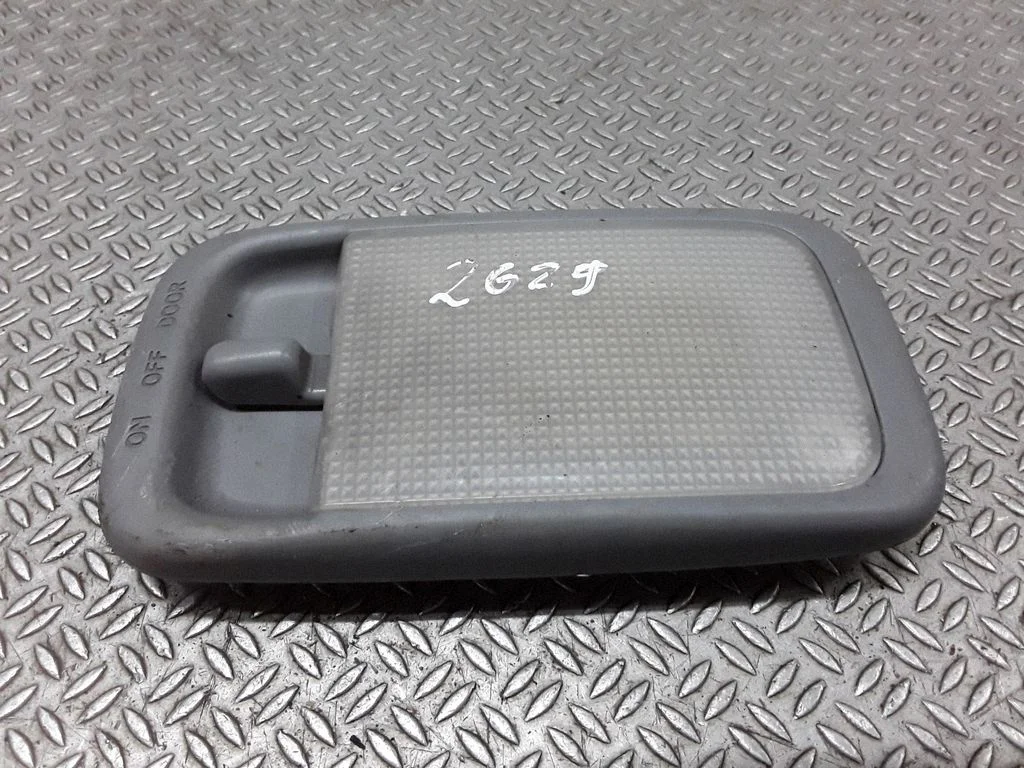 Aizmugurējo sēdvietu apgaismojuma lukturis – Toyota RAV 4 (XA20) (2000-2005)