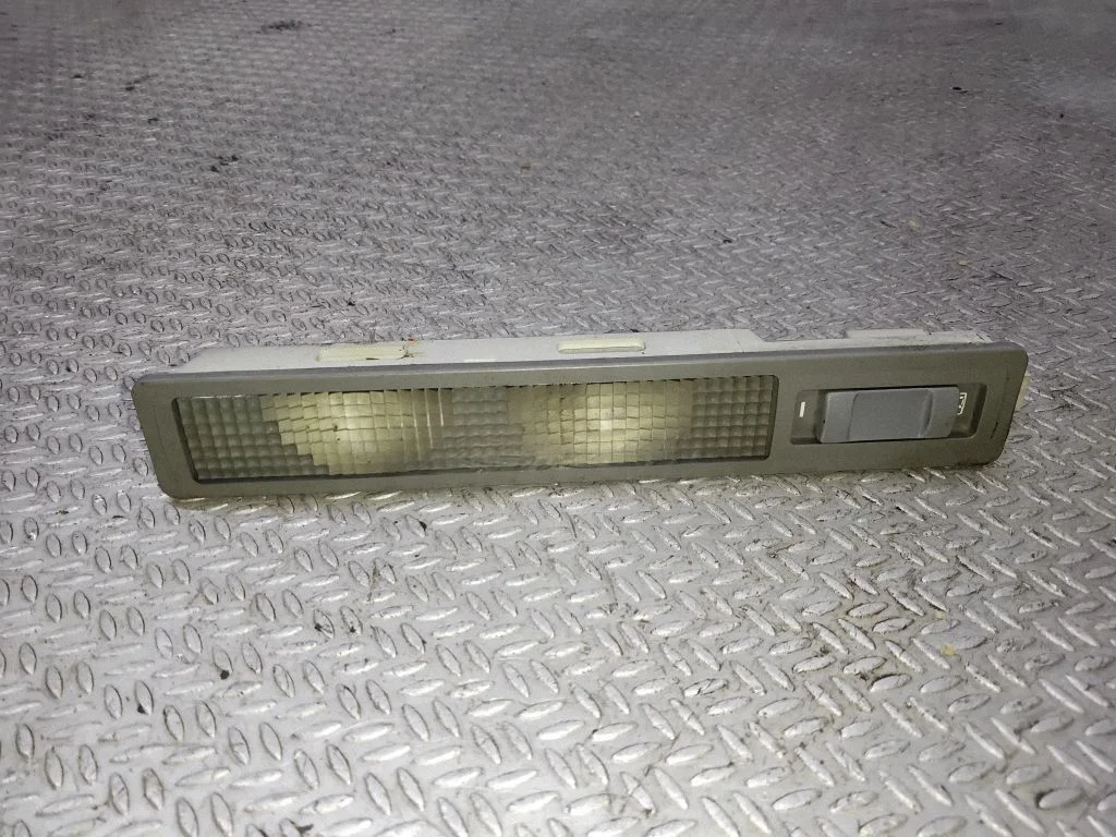 Tagaistmete valgustustuli – Audi A8 S8 D2 4D (1994-2002)