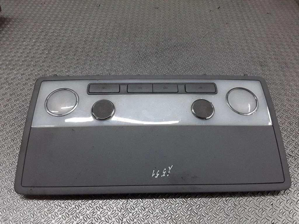 Rear seat light – Volkswagen Phaeton (2002-2016)