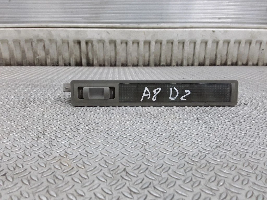 Tagaistmete valgustustuli – Audi A8 S8 D2 4D (1994-2002)