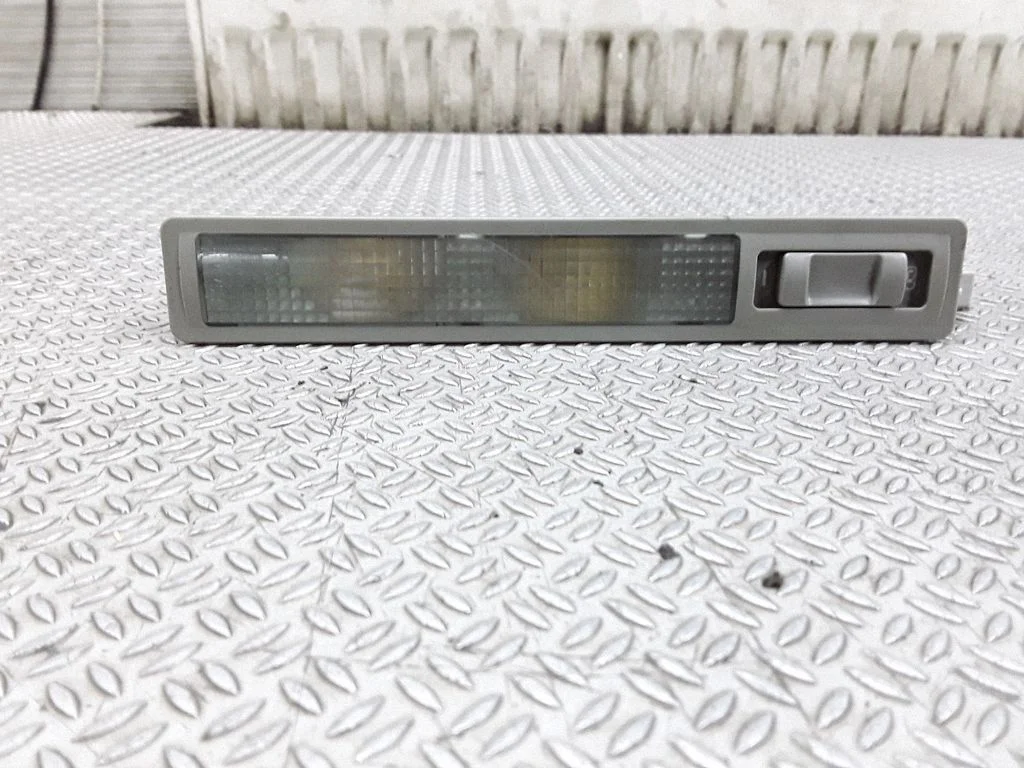 Lampka tylnych siedzeń 4D0947303