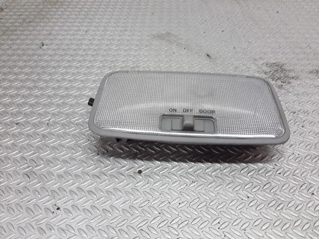 Aizmugurējo sēdvietu apgaismojuma lukturis – Toyota Yaris (2006-2011)