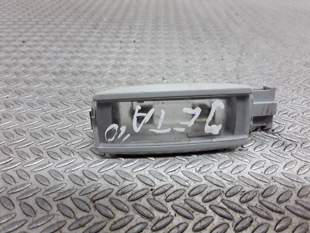 Aizmugurējo sēdvietu apgaismojuma lukturis – Volkswagen Jetta VI (2011-2018)